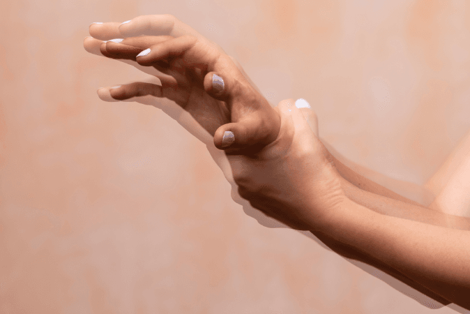 Tremblements : Je tremble docteur, est-ce une maladie de Parkinson ?